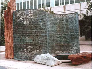 EMUFPHZLRFAXYUSDJKZLDKRNSHGNFIVJ".        Это - первая строчка на статуе "Криптос", представляющей собой медный свиток в форме буквы S высотой в 3 метра, на котором написано зашифрованное послание