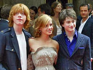 На съемках последнего фильма о приключениях Гарри Поттера юных актеров поразило нашествие подростковых прыщей. Постановщикам фильма, чтобы замаскировать дефекты кожи героев, пришлось срочно спасать ситуацию