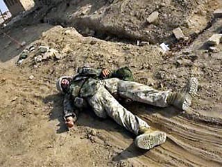 Как сообщило агентство АР, военнослужащий Второго экспедиционного корпуса морской пехоты США погиб во вторник в окрестностях города Рамади примерно в 115 километрах к западу от Багдада