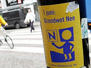 1 июня общенациональный референдум по Конституции ЕС проходит в Нидерландах. От итогов этого референдума во многом зависит судьба этого законопроекта. Несмотря на все надежды сторонников Конституции, голландцы, скорее всего, проголосуют против