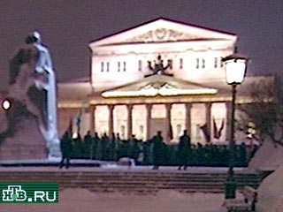 Сегодня вечером в центре Москвы прошли два митинга. Возле памятника Карлу Марксу провели свой митинг члены "Трудовой России" во главе с Виктором Анпиловым