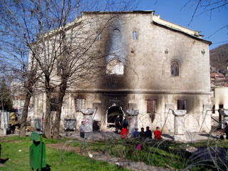 В период с 1999 по март 2004 года в присутствии размещенных в Косове сил НАТО и ООН было уничтожено около восьмидесяти церквей