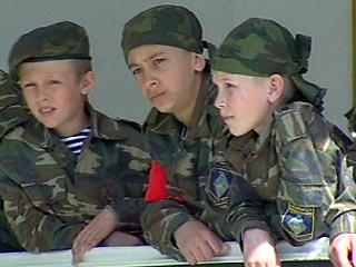 По всей России сегодня насчитывается 55 - 60 военно-патриотических лагерей, каждый из которых принимает в среднем по 150-200 ребят, - говорит Олег Рожков, председатель Российского союза молодежи, который частично координирует эту деятельность