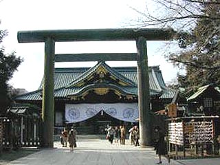 Восемь бывших премьеров, а также нынешний спикер японского парламента обратились к действующему премьер-министру Японии Дзюнъитиро Коидзуми с призывом прекратить посещения токийского храма Ясукуни, вызвавшие серьезное охлаждение в отношениях Японии с Кита
