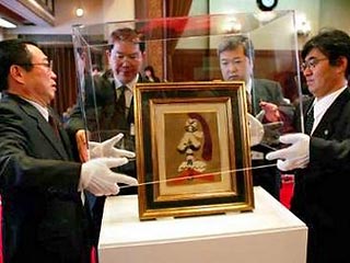 Китайская супружеская пара купила на аукционе в Японии миниатюрную картину Пабло Пикассо размером 28,3 см на 21,6 см за 185 тыс. долларов - эта цена превысила стартовую в 10 раз. Полотно было конфисковано у японца за неуплату налогов