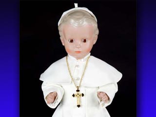 Кукла высотой около 40 см одета в традиционное облачение понтифика