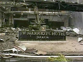 В размещенном на официальном сайте диппредставительства документе говорится, что по имеющимся сведениям, "экстремисты планируют осуществить взрывы бомб в лобби отелей Джакарты, часто посещаемых гражданами западных стран"