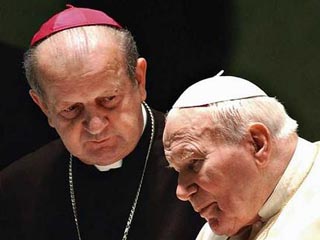 При жизни Иоанна Павла II архиепископа Станислава Дзивиша называли главой "неформального польского кабинета" Папы. Архиепископ сблизился с Иоанном Павлом II еще в Польше, в Кракове, в середине 1960-х годов