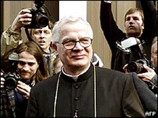 Президент Конференции католических епископов Польши архиепископ Юзеф Михалик высказался против предложения запрещать в служении всех клириков, сотрудничавших со спецслужбами в социалистический период