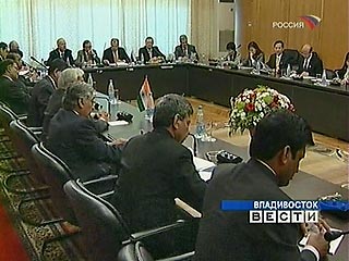Министры иностранных дел России, Индии и Китая в четверг провели во Владивостоке трехстороннюю встречу, которая, как сообщили министры, будет далеко не последней. На встрече состоялся свободный трехсторонний обмен мнениями