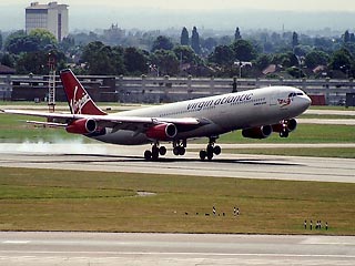 Экипаж самолета A340 Airbus британской авиакомпании Virgin Atlantic, совершавшего в пятницу рейс из Лондона в Нью-Йорк, изменил маршрут полета, после чего был отконвоирован американскими истребителями в канадский город Галифакс