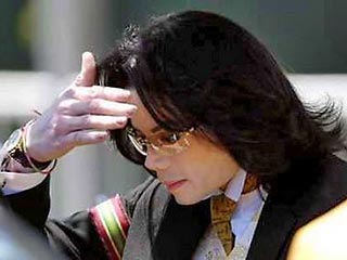 В суде городка Санта-Мария (штат Калифорния) в пятницу завершились слушания по обвинению популярного американского певца Майкла Джексона в растлении малолетних