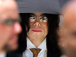 В ожидании вердикта присяжных Майкл Джексон снова попал в больницу