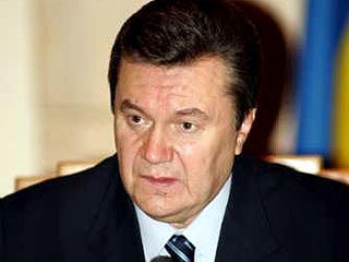 Янукович явился на допрос в УБОП Киева с "третьей попытки"