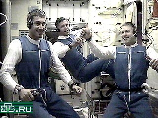  "Союз ТМ-31" с космонавтами на борту, совершив облет МКС, пристыковался к блоку "Заря"