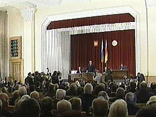 Новым главой Северной Осетии стал 51-летний председатель парламента Северной Осетии, лидер республиканского отделения "Единой России", Таймураз Мамсуров. Его кандидатуру поддержали 62 человека из 67
