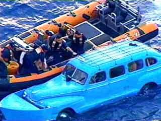 Группа из 13 кубинцев попыталась сбежать с Острова Свободы в США на лодке, сделанной из старого такси