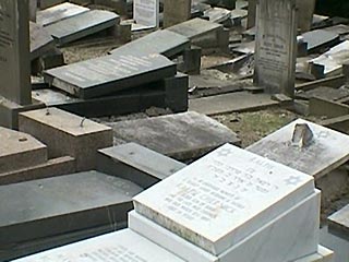 В британском городе Манчестер нападению вандалов подверглось еврейское кладбище. По мнению полиции, инцидент имеет расовую подоплеку