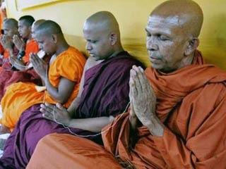 Буддийские монахи из Шри-Ланки угрожают сжечь себя, если правительство не прекратит поддерживать организацию Тоти