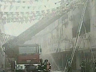 На юге Китая при пожаре в гостинице погибли тридцать человек, сообщает в субботу агентство Синьхуа