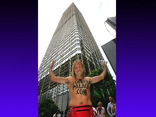 Знаменитый французский альпинист Алэн Робер, называющий себя "человеком-пауком", поднялся на крышу одного из небоскребов в центре Гонконга
