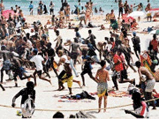 По разным данным, от 400 до 500 молодых людей превратили пляж Каркавелош в 20 км к западу от Лиссабона в арену настоящего побоища. В пятницу толпа молодчиков напала и ограбила отдыхающих на одних их самых популярных мест отдыха Португалии