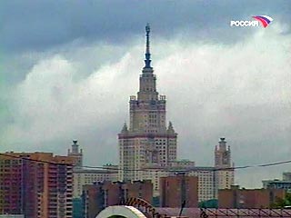 В небе над Москвой сгущаются тучи и, как сообщили ИТАР-ТАСС в столичном Гидрометеобюро, в понедельник весь день будут идти сильные дожди, местами возможны грозы
