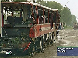"В результате из 28 пассажиров, находившихся в салоне автобуса, погиб один человек и 17 с травмами разной тяжести госпитализированы", - отметили в МЧС РФ