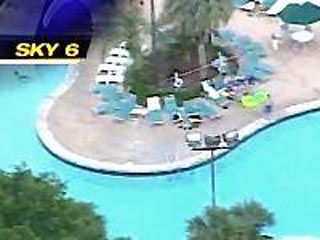 Полиция во Флориде (США) расследует инцидент с 10-летним мальчиком, который утонул в бассейне, полном людей. Мальчик плавал на надувном матраце