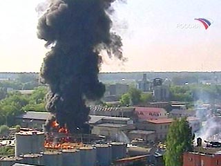 На нефтебазе в Подмосковном городе Ногинск в среду утром произошли два последовательных взрыва с последующим возгоранием резервуаров с бензином