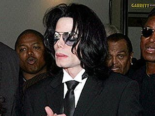 Майкл Джексон требует, чтобы прокурор вернул фотографии его гениталий