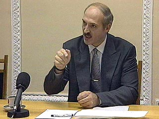 Президент Белоруссии Александр Лукашенко подписал указ, регламентирующий зарубежные командировки госслужащих. Выехать по делам за границу теперь можно только с личного согласия президента