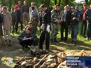 Правительство Чечни, посаженное Москвой, в среду признало, что на территории республики имеется более 50 коллективных могил