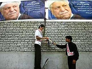 До президентских выборов в Иране остается всего один день, и некоторые группировки движения реформаторов хотели бы добиться бойкота выборов, чтобы ослабить возможную победу Али Акбара Хашеми Рафсанджани