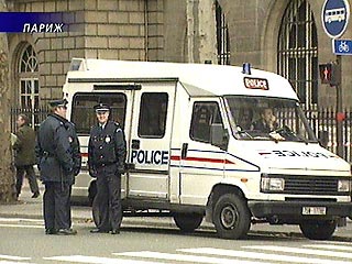 В Париже накануне вечером были арестованы двое туристов из США за позирование в обнаженном виде на фоне всемирно известной Триумфальной арки