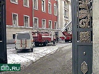 Пожар, начавшийся днем в воскресенье в здании московской мэрии по адресу Тверская, 13, потушен