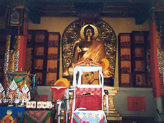 На первом этаже храма расположен основной зал, в котором ежедневно совершаются богослужения. Здесь же располагается статуя Будды Шакьямуни