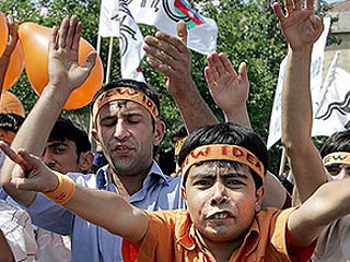 В Баку оппозиция провела митинг-шествие с оранжевой символикой