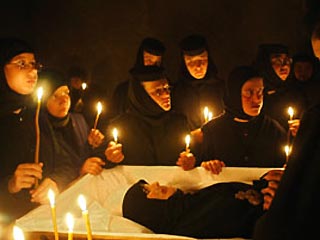 В одном из отдаленных женских монастырей Румынии монашка скончалась после шокирующего жестокостью ритуала по изгнанию дьявола. По наставлению местного священника девушку распяли, заткнули рот кляпом и оставили на три дня в холодной комнате