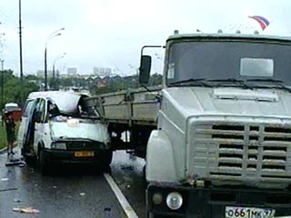 В Москве маршрутное такси врезалось в грузовик: 3 погибших, 11 раненых