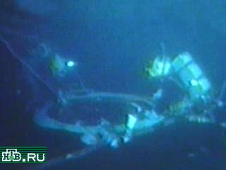 На атомной подлодке "Курск", в 9-ом отсеке обнаружено тело погибшего моряка. Военные считают, что весь экипаж судна погиб