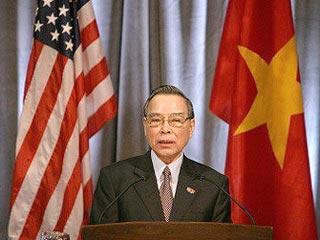 Впервые со времени окончания вьетнамской войны президент США примет сегодня в Белом доме главу правительства Социалистической Республики Вьетнам. Этот визит знаменует собой 10-ю годовщину восстановления дипломатических отношений между США и Вьетнамом