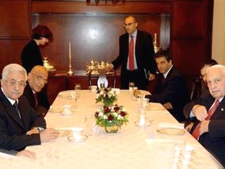 Премьер Израиля и председатель ПНА провели переговоры в резиденции Шарона в Иерусалиме