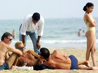 Марокко становится направлением, известным как сексуальный туризм. Пляж Агадира - место встреч для гомосексуалистов