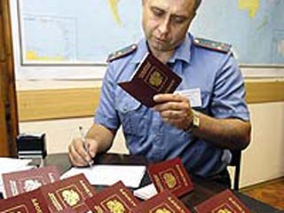 В столичных паспортно-визовых отделениях (ПВО) получение выездных документов настолько усложнилась, что годами отточенная процедура превратилась для москвичей в настоящую пытку