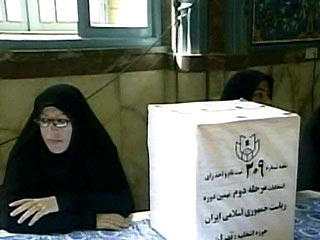 Штаб по проведению президентских выборов в Иране подтвердил ранее появившиеся сообщения о лидерстве кандидата Махмуда Ахмади Нежада, представляющего лагерь ультраправых консерваторов