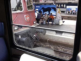 Железнодорожное сообщение в Швейцарии вновь нарушено; на этот раз - из-за возгорания контактной линии, произошедшего сегодня утром в цюрихском пригороде Виедикон