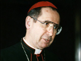 Когда архиепископ Лос-Анджелеса кардинал Роджер Махоуни совершал мессу, Робертсон подошел к креслу прелата и приковал себя к нему наручниками