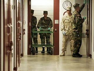 Две молодые американские журналистки из телекомпании FOX Шарон Лисс и Шана Перлман решили проверить на себе питание, которое положено подозреваемым в терроризме заключенным военной тюрьмы на американской базе в Гуантанамо