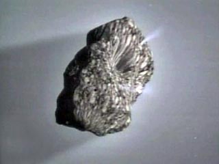 Аппарат Deep Impact зарегистрировал новый выброс вещества из ядра кометы Tempel-1, которую он атакует 4 июля